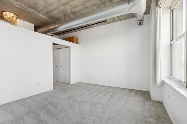 Building Photo - 6 S Laflin St