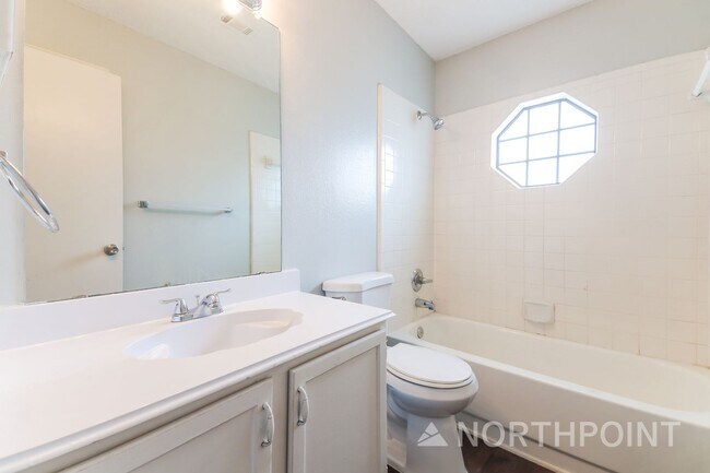 Building Photo - 3 BR/2BA | Updated Single Family Home |  Private backyard | In Dallas!