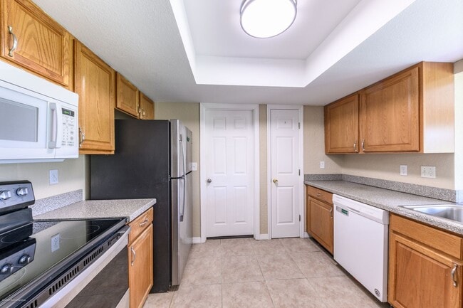 Building Photo - price drop!! PET FRIENDLY- WATERFRONT- SPACIOUS- CENTRAL LOCATION