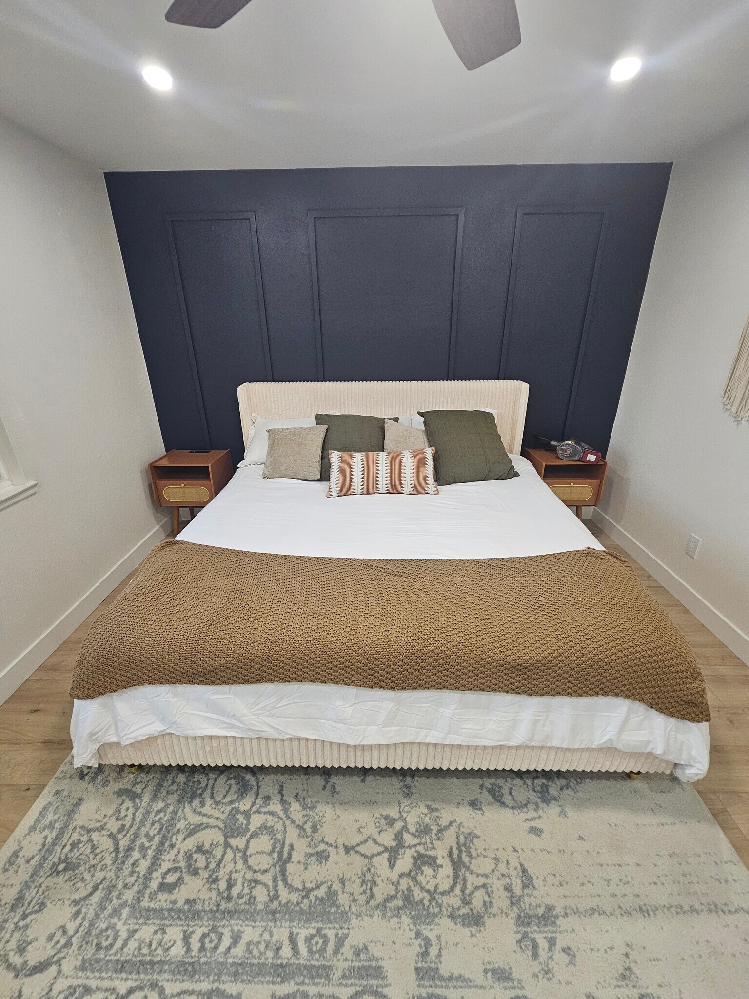 Building Photo - 266 E Via Escuela