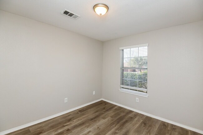 Building Photo - 1706 Country Crest Ln