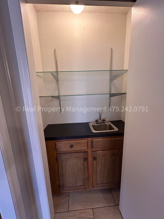 Building Photo - RENT READY! Charming 3 bed 2 bath home in the Eastside of Fort Smith!