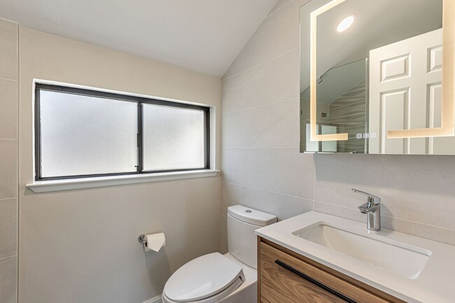 Building Photo - Beautiful Remodeled 3 Bedroom Townhome