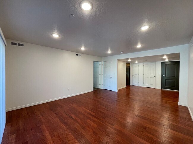 Building Photo - Remodeled 2 Bedroom 2 Bathroom Condo Near BYU