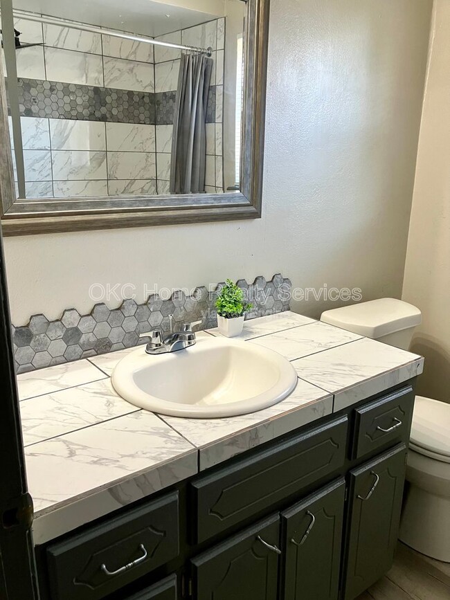 Building Photo - 1706 Surrey Pl