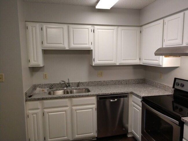 Building Photo - 4 Bedroom Apartment in Central MHK - Near Aggieville!