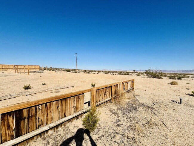 Building Photo - 4 bedrooms, 2 kitchens, 2.5 bathrooms, lau...