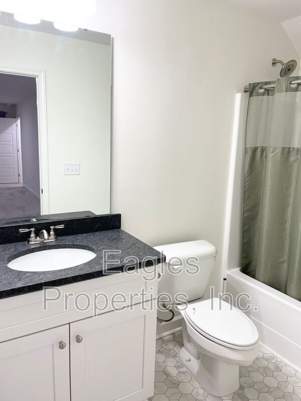 Building Photo - 300 Creeks Edge Dr