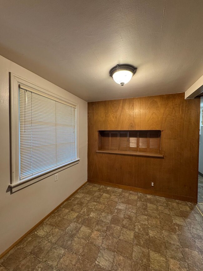 Building Photo - Cozy 2-Bed with Spacious Living, Parking, ...