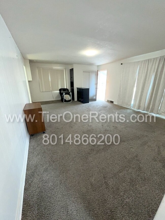 Building Photo - Move-in special: $500 off First months rent