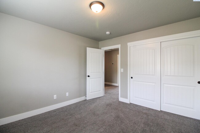 Building Photo - 4 Bed/2.5 Bath + an Office Home in Kennewick