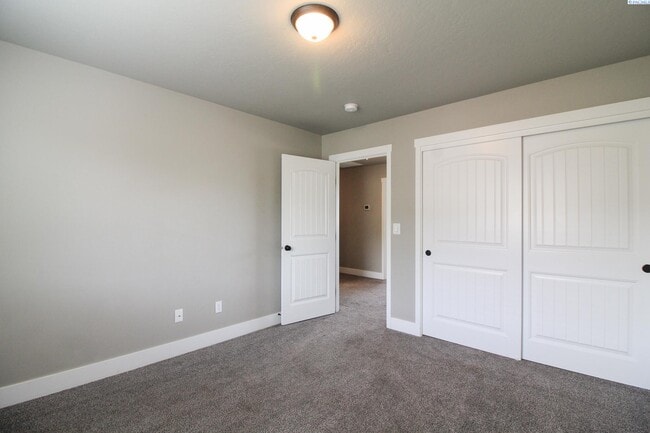 Building Photo - 4 Bed/2.5 Bath + an Office in Kennewick