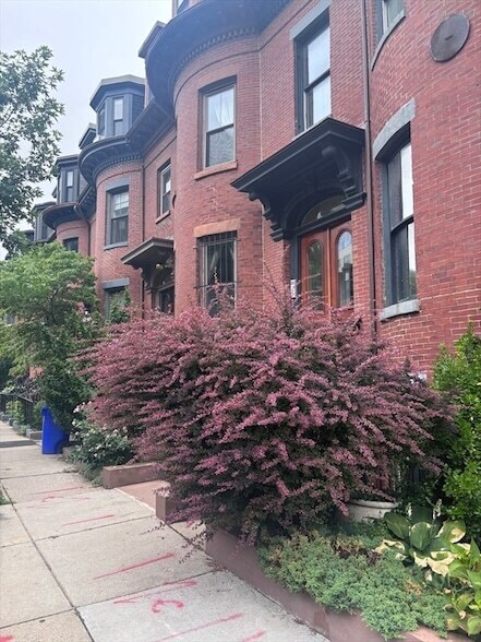 Building Photo - 106 E Brookline St