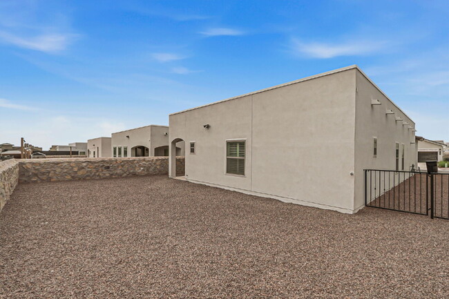 Building Photo - 3 bedroom 2 bath with washer and dryer in 79928