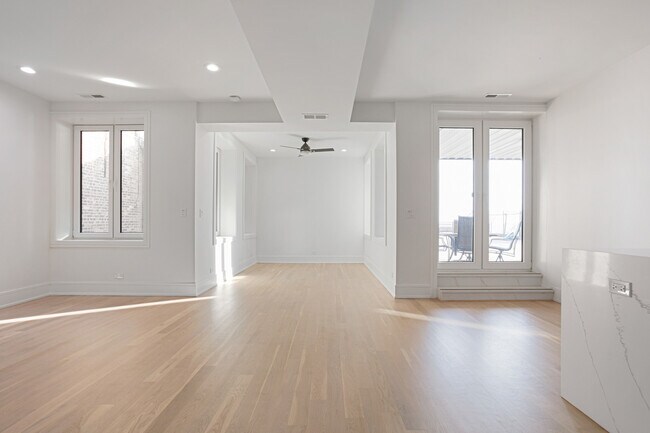 Building Photo - 7731 N Eastlake Terrace