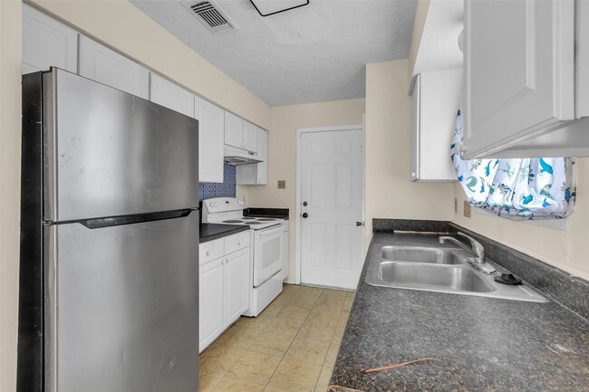 Building Photo - 4830 Hickorygate Dr