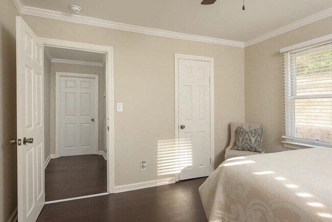 Building Photo - Cozy 2BR Home —1 minute from North Shore / Downtown