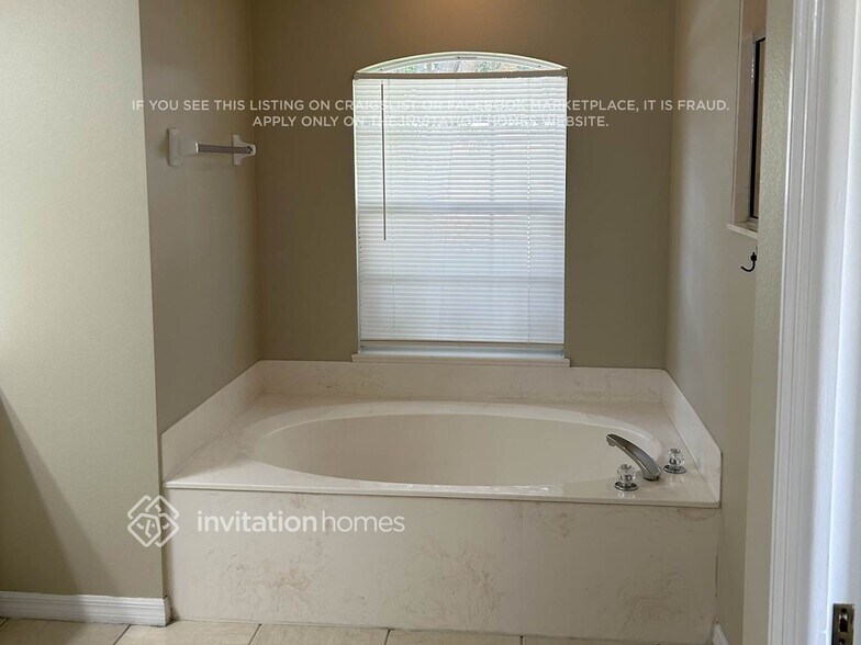 Building Photo - 4514 33rd Ct E