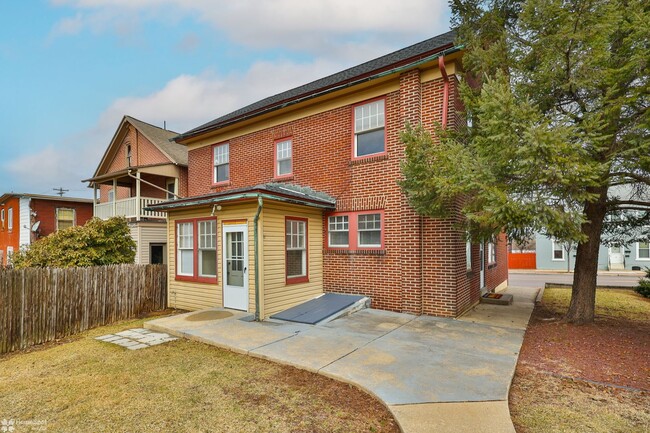 Building Photo - MACUNGIE 4BR 1.5 BATH CLASSIC HOME