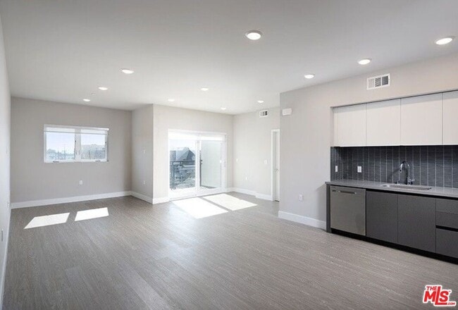 Building Photo - 837 S Harvard Blvd