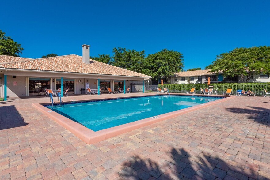 Building Photo - 9930 Pineapple Tree Dr