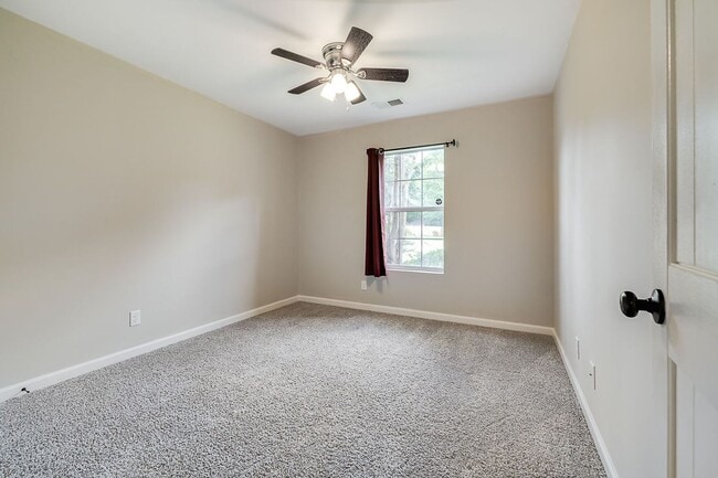 Building Photo - Freshly Painted 4 Bed Home on Huge Lot wit...