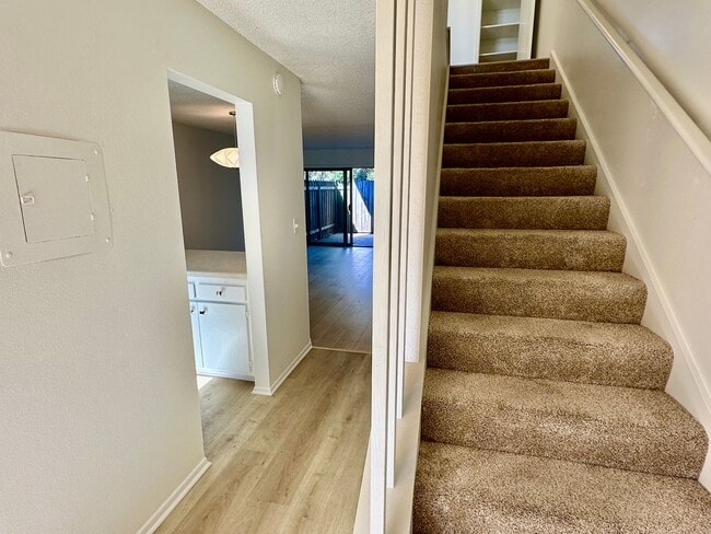 Building Photo - Bright and Spacious 2-Bedroom Condo in Gol...