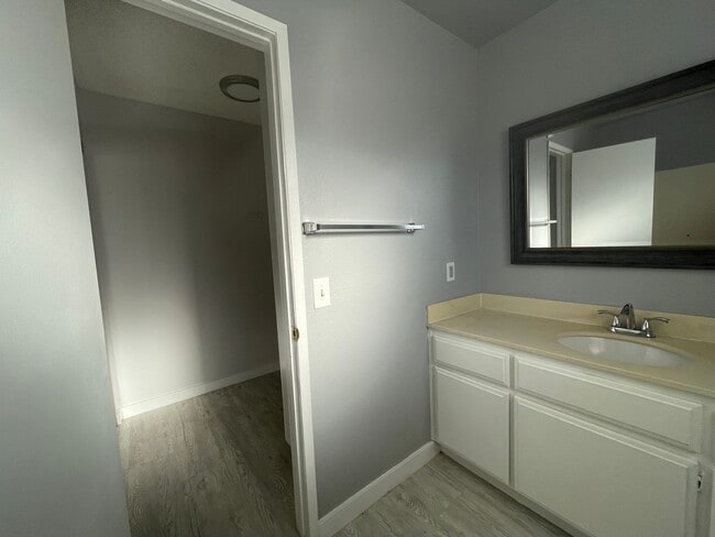 Building Photo - Spacious and Bright Upper Level Unit Ready For Move In!