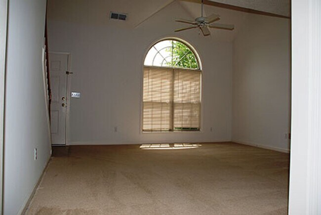 Building Photo - 3 bedroom/2 bath Home GREAT location!!! Available 9/1/2026!!