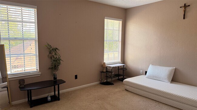 Building Photo - 10310 Hedge Way Dr