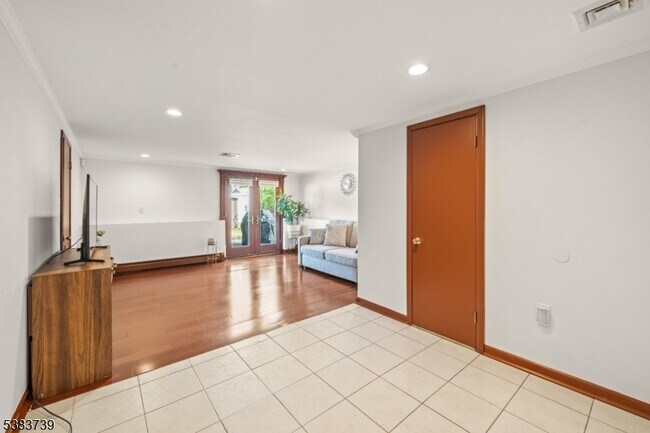 Building Photo - 376 Mt Vernon St