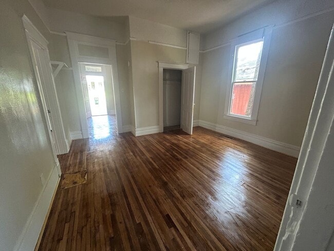 Building Photo - 5 bedroom 1.5 bath