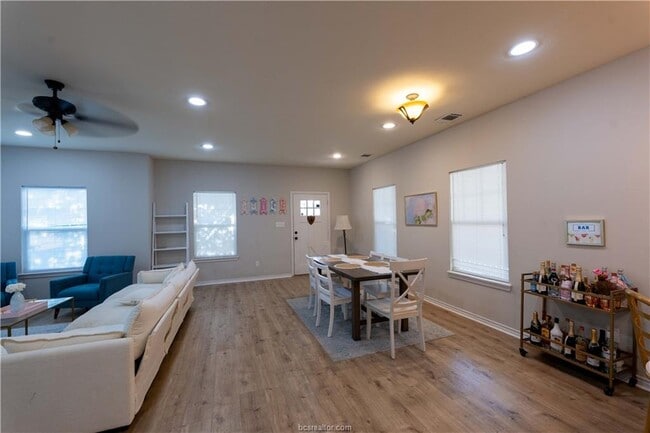 Building Photo - 1133 Oney Hervey Dr