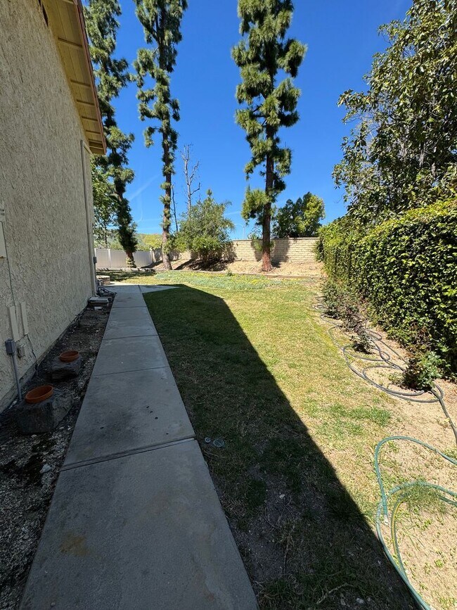 Building Photo - Prime Cul-de-Sac Location with Expansive Backyard