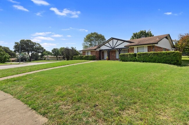 Building Photo - Charming 3-Bedroom, 3-Bathroom Home with S...