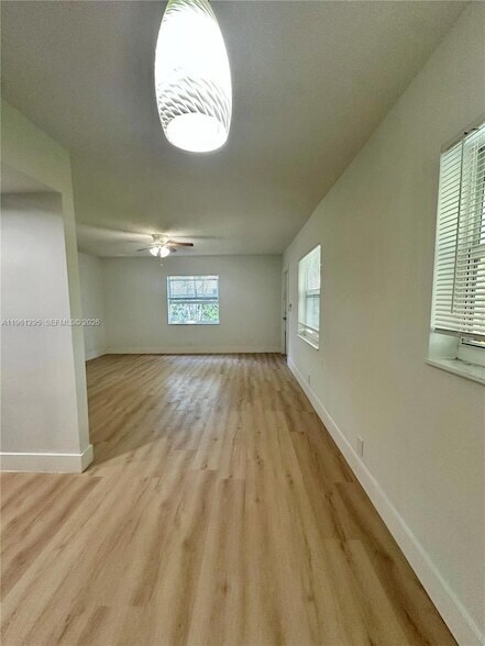 Building Photo - 1109 NE 6th Ave