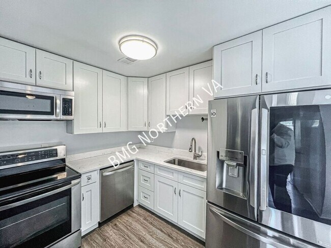 Building Photo - 2689 Glengyle Dr