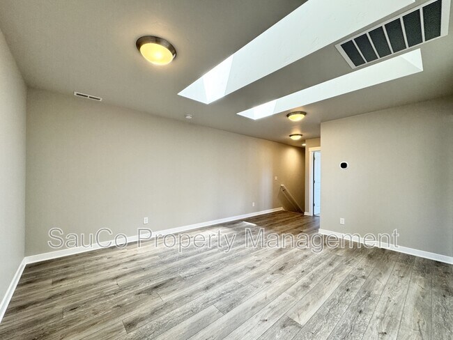 Building Photo - 5575 SE 80th Ave