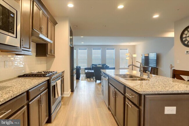 Building Photo - 3219 Wayland Rd