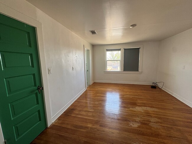Building Photo - 120 N Austin St