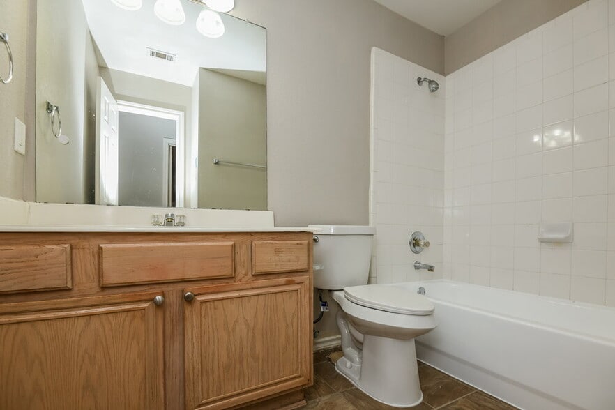 Building Photo - 633 Crystal Brook Dr