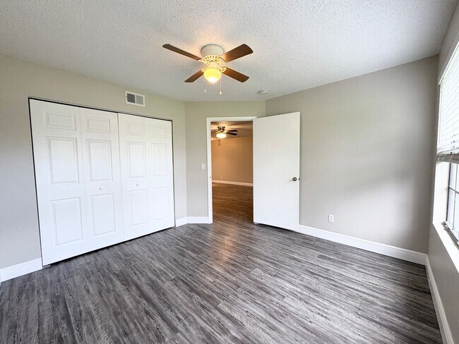 Building Photo - 2/1 Condo in Gated Lakefront Altamonte Com...