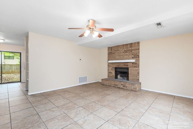 Building Photo - 3 bedroom Townhouse in east Fayetteville