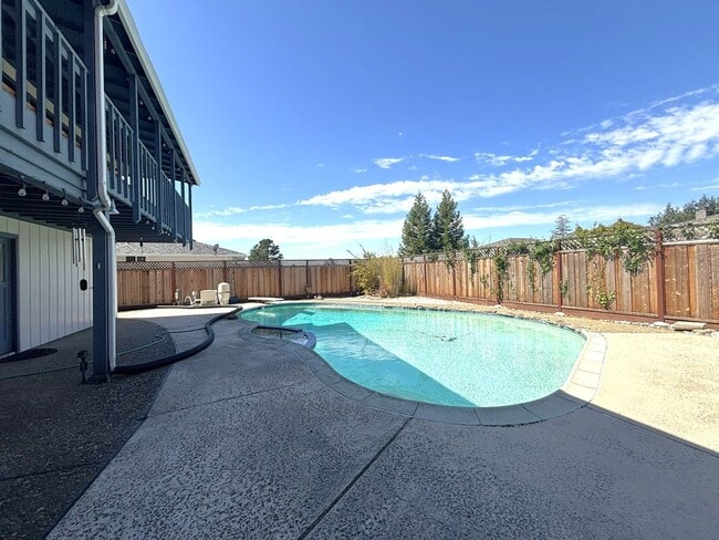 Building Photo - Hayward Hills Home is beautiful location, ...