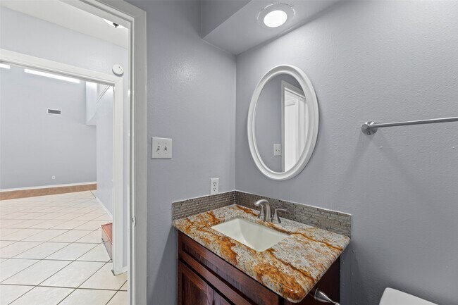 Building Photo - 11111 Midhurst Dr