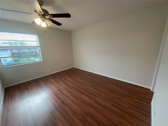 Building Photo - 413 Saxony Way