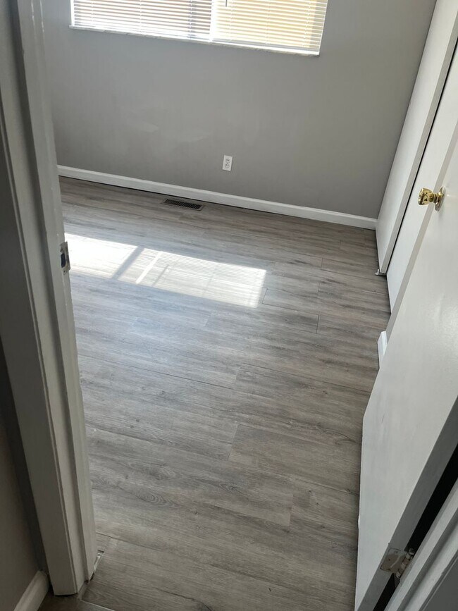 Building Photo - Updated 2 Bed 1 Bath in Florissant