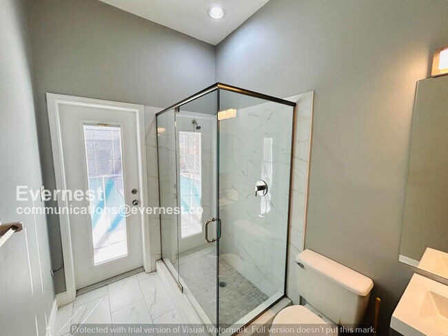 Building Photo - 6 Bed/4 Bath Home with Garage / Pet-Friendly / Available Now!