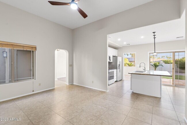 Building Photo - 8841 E Meadow Hill Dr