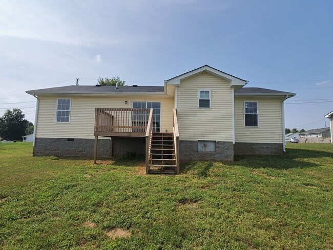 Building Photo - MOVE -IN SPECIAL $500 OFF